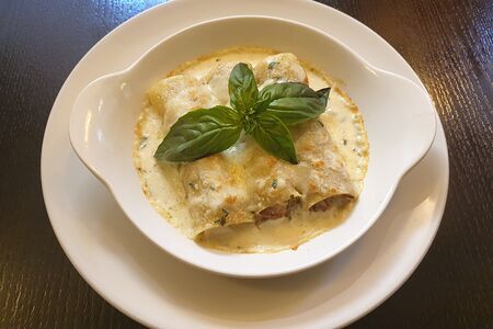 Каннеллони с уткой и яблоками в сливочном соусе