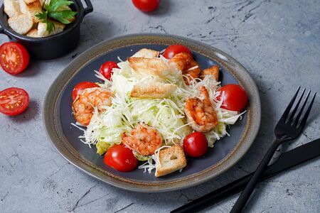 Салат Цезарь с креветками