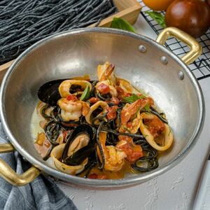 Чёрные спагетти китарра с морепродуктами