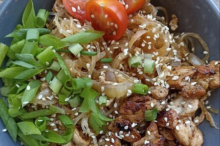 Боул с говядиной и фунчозой