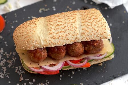Сэндвич с митболами в томатном соусе