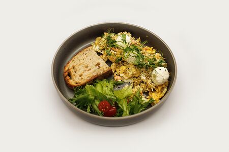 Скрембл с песто и красной рыбой