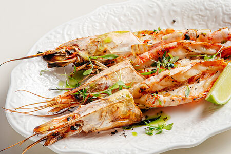 Розовые креветки на гриле