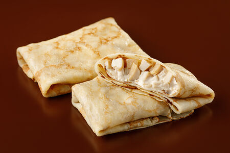 Блинчик с курицей в сливочном соусе