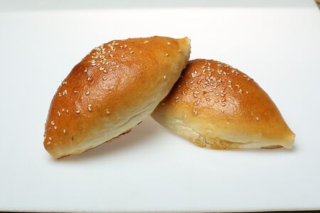 Пирожок с капустой печеный