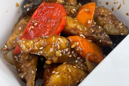 Китайские баклажаны в крахмале с чесноком и соевым медом
