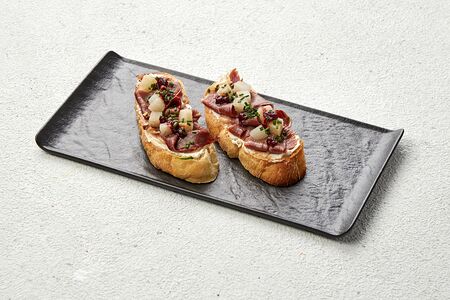 Брускетты с уткой