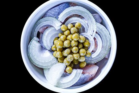 Салат Сельдь с горошком