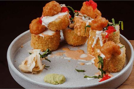 Тёплый ролл с угрём и попкорном из креветок