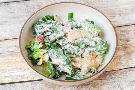 Салат с курицей и сыром пармезан