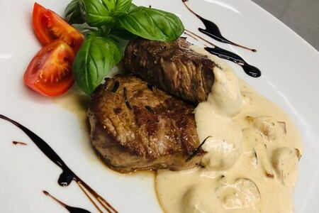 Медальоны из телятины в сливочно-грибном соусе