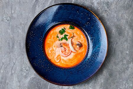 Том ям с морепродуктами