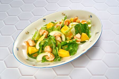 Салат с манго и креветками