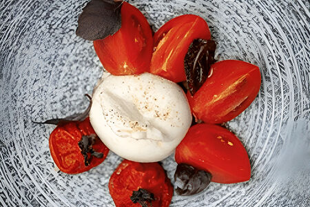 Буррата с подвяленными томатами