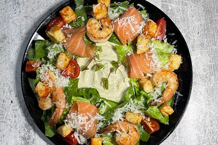 Цезарь с тигровыми креветками и слабосоленым лососем