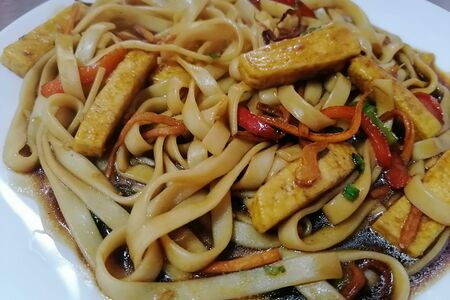 Удон с тофу и овощами