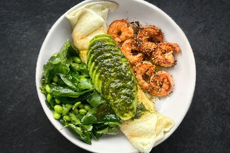 Белковый омлет с креветками и страчателлой