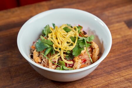 Острый салат с цыплёнком и фунчозой