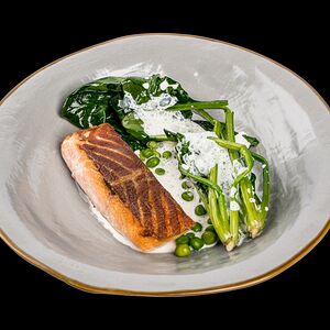 Лосось со шпинатом