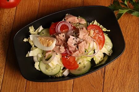 Салат с тунцом