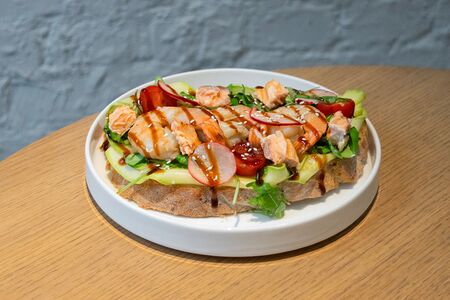 Бутерброд с запеченным лососем и креветками