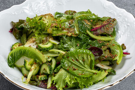 Зеленый салат с пряными травами, яблоком и маринованными лимонами