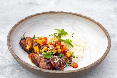 Рис с лимонником, курицей шрирача и сальсой из манго