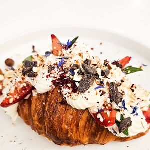 Круассан с клубникой