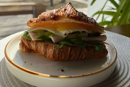 Круассан с ветчиной, сыром и яйцом