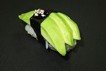 Суши с авокадо