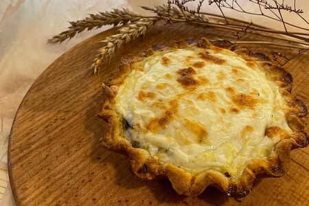 Киш с красной рыбой и рисом