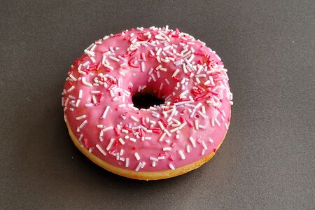 Донат с ягодной начинкой