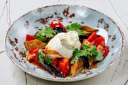 Буррата с салатом из баклажанов и томатов