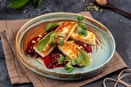 Домашний жареный сыр с соусом из клюквы