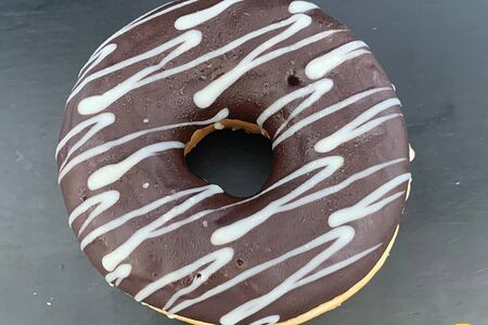 Донат с шоколадной начинкой
