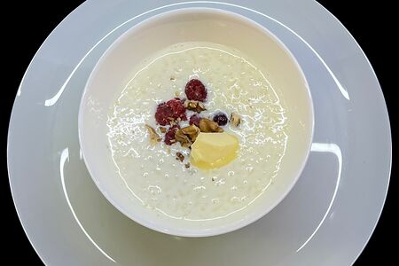 Рисовая каша с ягодами и грецкими орехом