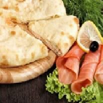 Закрытый пирог с лососем, луком и двумя видами сыра