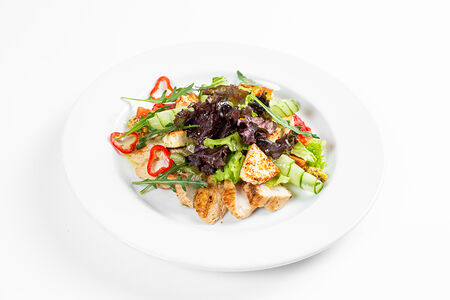 Из индейки гриль с жареным сыром и греческим соусом