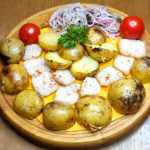 На мангале картофель с курдюком