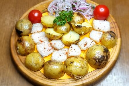 На мангале картофель с курдюком