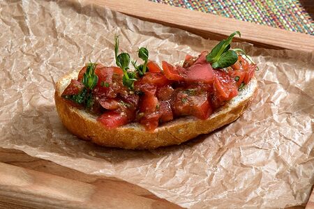 Брускетта с томатом