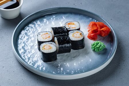 Хосомаки с креветкой