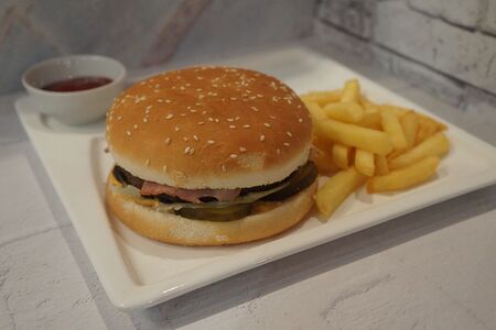 Бургер сырный с беконом