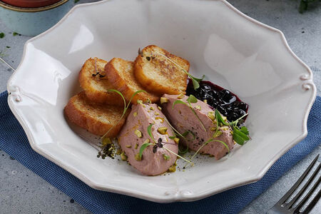 Паштет из куриной печени с конфитюром из черной смородины