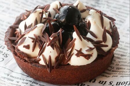 Тарталетка шоколадная с вишней