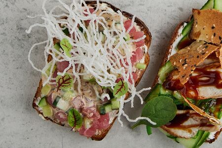 Брускетта с тунцом