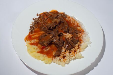 Гуляш из говядины с гарниром