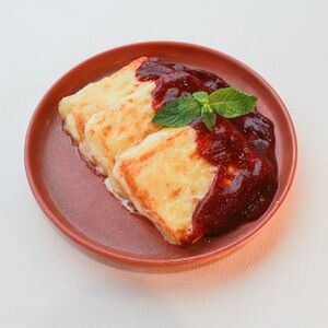 Жареный сыр Сулугуни с кизиловым вареньем