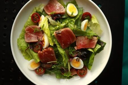 Салат с голубым тунцом и перепелиными яйцами