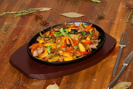 Мясная сковорода с овощами